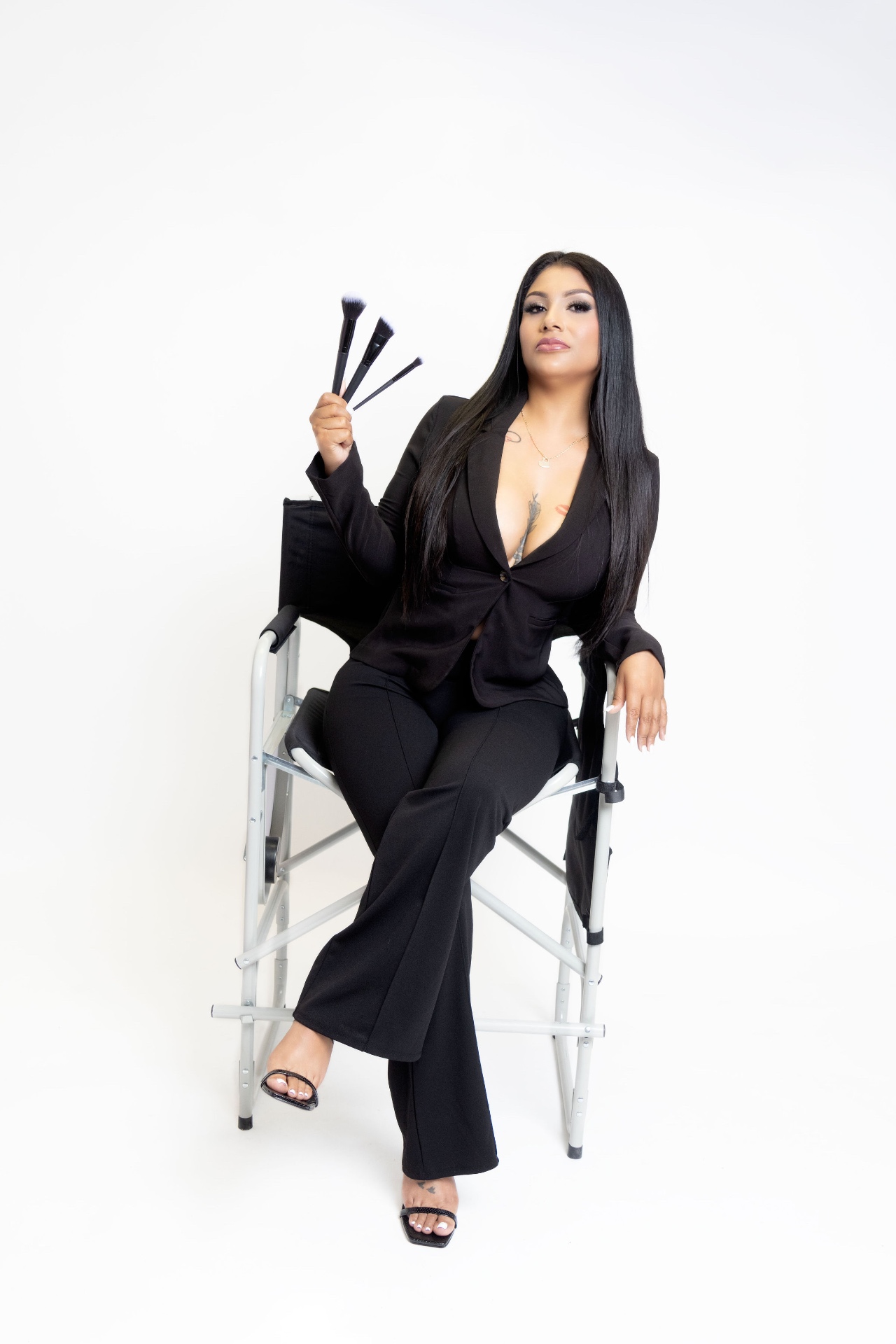 Yalaissa Rodriguez, artista de maquillaje y peinado, sosteniendo brochas de maquillaje